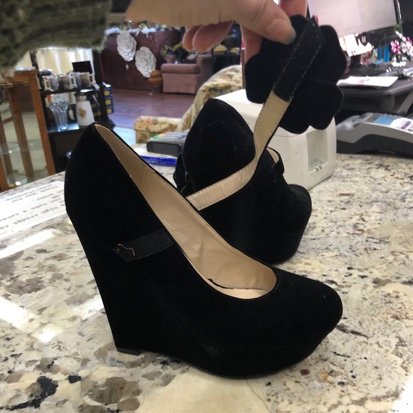 Shoes - Picture 10 of 11